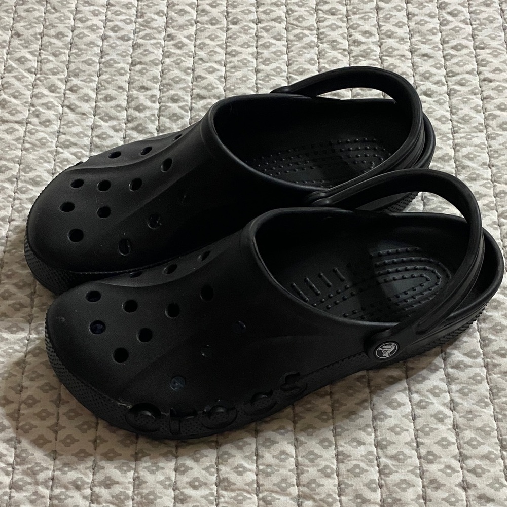 CROCS Men's Black Classic Vented Clogs with Heel Strap